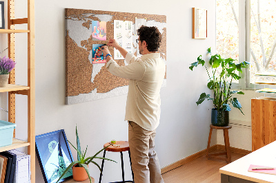 Korková nástenka na stenu Mapa sveta z korku pripnutá na pin-on.