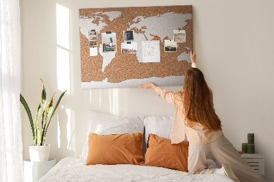 Korková nástenka na stenu Mapa sveta z korku pripnutá na pin-on.