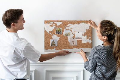 Korková nástenka na stenu Mapa sveta z korku pripnutá na pin-on.
