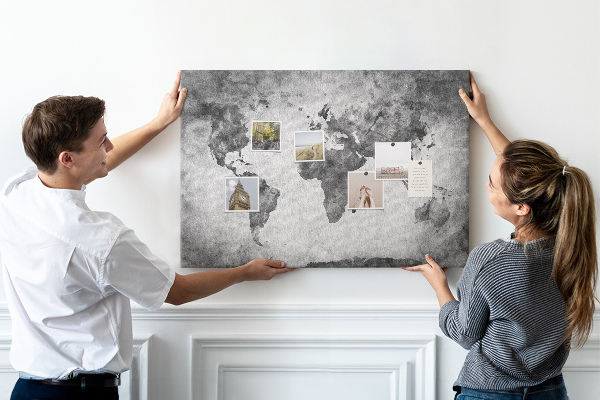 Korková tabuľa Staromódna mapa sveta v odtieňoch sivej