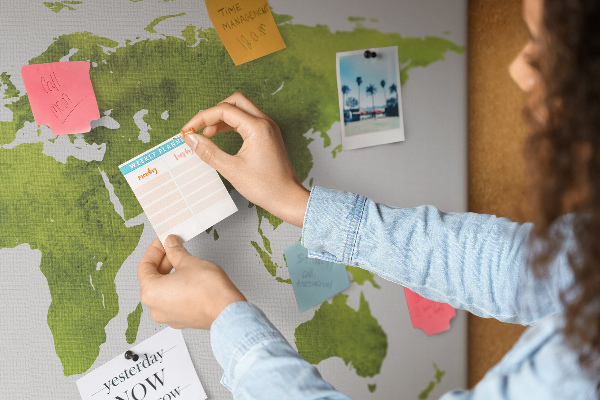 Korková nástenka na stenu Zelená mapa sveta s akvarelovým efektom