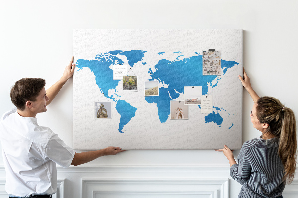 Nástenka Modrá mapa sveta na bielom pozadí