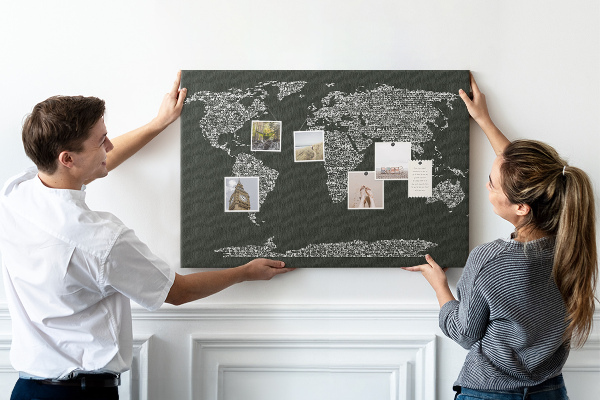 Korková nástenka na stenu Mapa sveta v textovej forme.