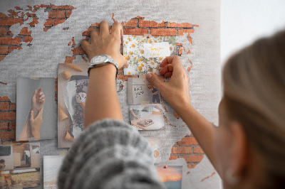 Korková nástenka na stenu Mapa sveta oproti tehlovej stene