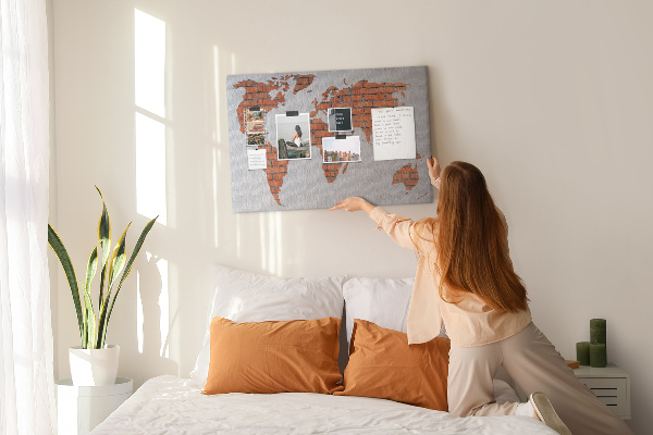 Korková nástenka na stenu Mapa sveta oproti tehlovej stene