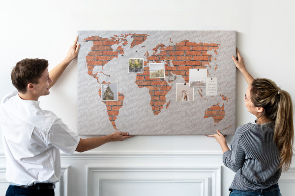 Korková nástenka na stenu Mapa sveta oproti tehlovej stene