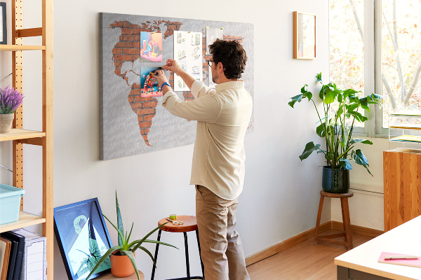 Korková nástenka na stenu Mapa sveta oproti tehlovej stene