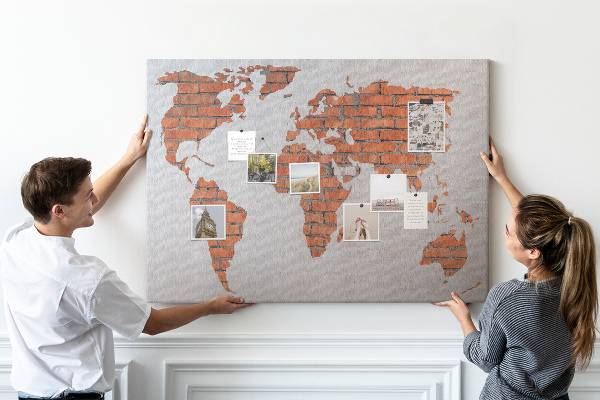 Korková nástenka na stenu Mapa sveta oproti tehlovej stene