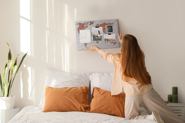 Korková nástenka na stenu Mapa sveta oproti tehlovej stene