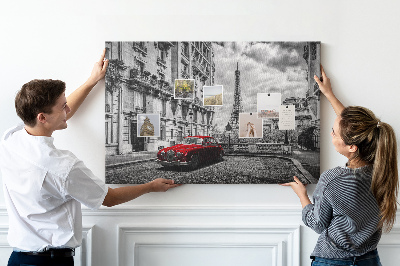 Korková tabuľa Červené auto s Parížom v pozadí