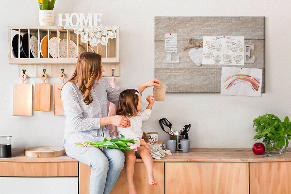 Nástenka Láska vyjadrená drevenými písmenami v tvare srdca