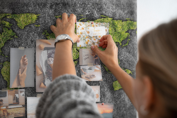 Korková nástenka na stenu Zelená mapa sveta na sivom pozadí
