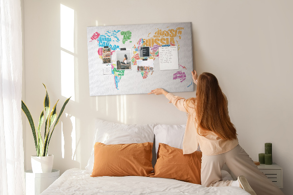 Nástenka Farebná mapa sveta s názvami krajín