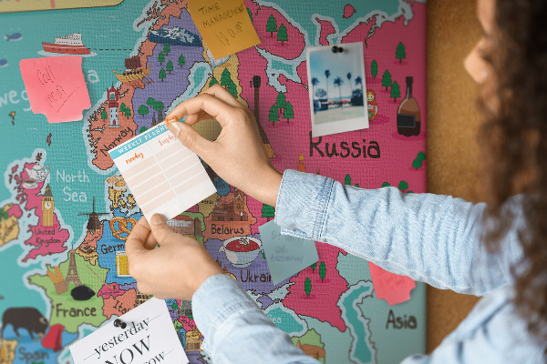 Korková nástenka na stenu Farebná mapa Európy s názvami krajín
