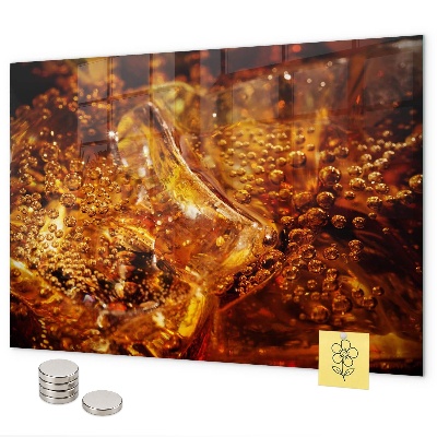 Magnetická tabuľa detailný záber na nápoj