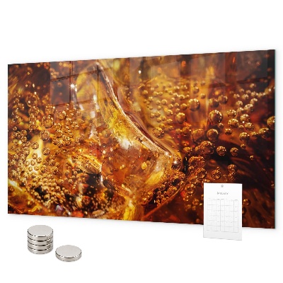 Magnetická tabuľa detailný záber na nápoj