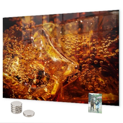 Magnetická tabuľa detailný záber na nápoj