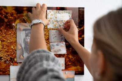 Magnetická tabuľa detailný záber na nápoj