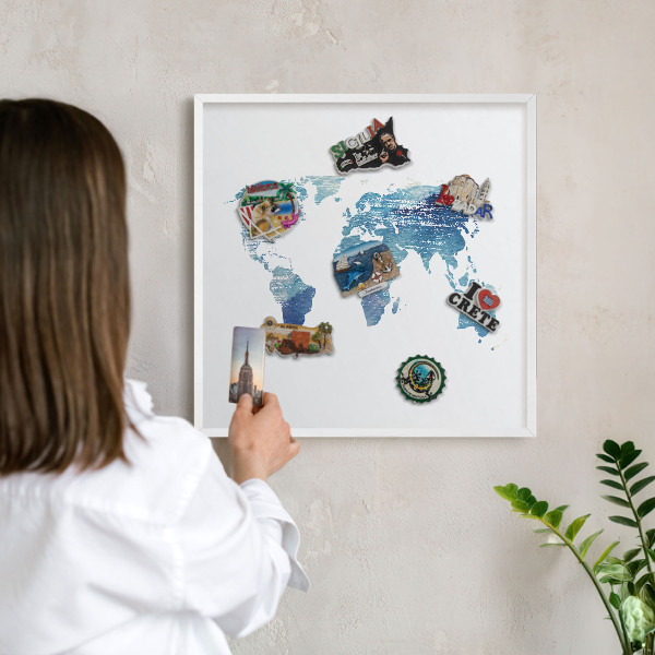 Závesná tabuľa na magnetky v bielej rame Akvarelová mapa