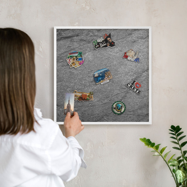 Závesná tabuľa na magnetky v bielej rame Sivý kameň