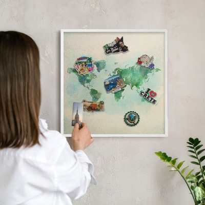 Závesná tabuľa na magnetky v bielej rame Mapa sveta