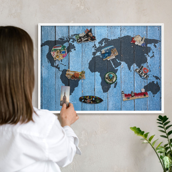 Závesná tabuľa na magnetky v bielej rame Mapa sveta