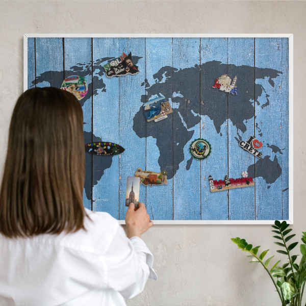 Závesná tabuľa na magnetky v bielej rame Mapa sveta