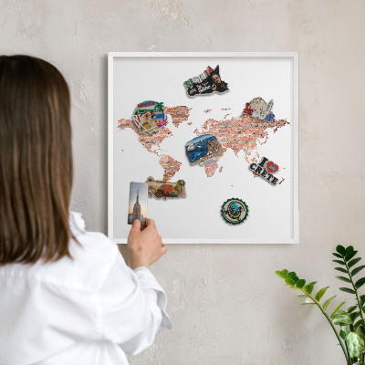 Kovová tabuľa na magnetky na stenu v bielej rame Tehlová mapa
