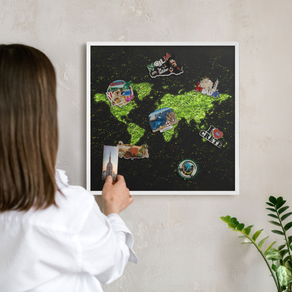 Kovová tabuľa na magnetky na stenu v bielej rame Zelená mapa
