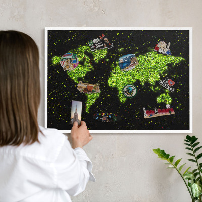 Kovová tabuľa na magnetky na stenu v bielej rame Zelená mapa