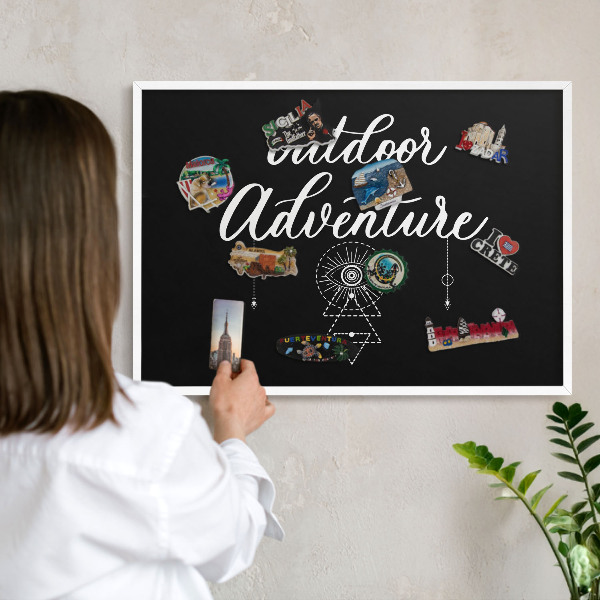 Kovová tabuľa na magnetky na stenu v bielej rame Dobrodružstvo v prírode