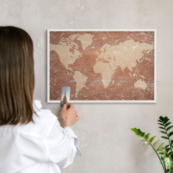 Závesná tabuľa na magnetky v bielej rame Tehlová mapa