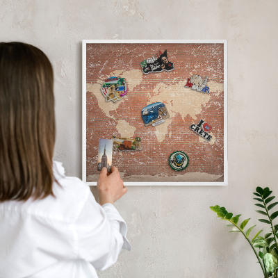 Závesná tabuľa na magnetky v bielej rame Tehlová mapa