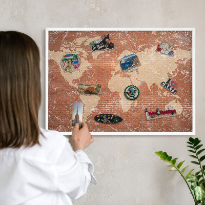 Závesná tabuľa na magnetky v bielej rame Tehlová mapa