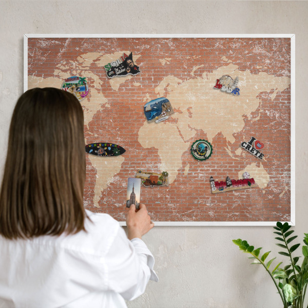 Závesná tabuľa na magnetky v bielej rame Tehlová mapa