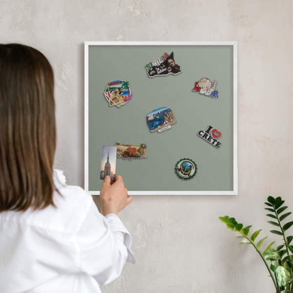 Kovová tabuľa na magnetky na stenu v bielej rame Šalvia