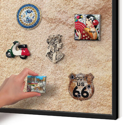 Nástenná kovová tabuľa na magnetky v čiernej rame Kamenná textúra