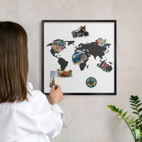 Magnetická dekoračná tabuľa na stenu v čiernej rame Mapa sveta