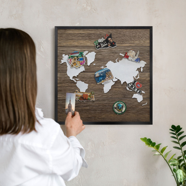 Nástenná kovová tabuľa na magnetky v čiernej rame Drevená mapa