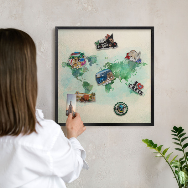 Nástenná kovová tabuľa na magnetky v čiernej rame Mapa sveta