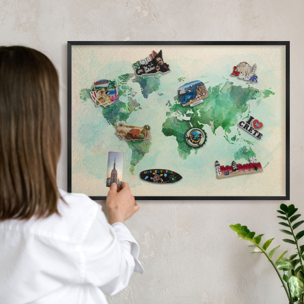 Nástenná kovová tabuľa na magnetky v čiernej rame Mapa sveta