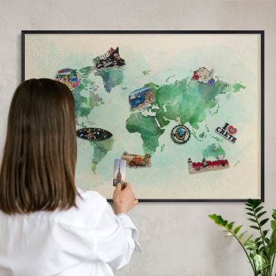 Nástenná kovová tabuľa na magnetky v čiernej rame Mapa sveta