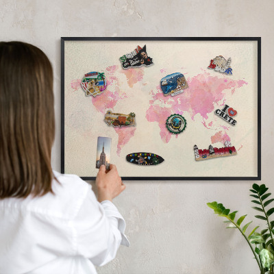 Magnetická dekoračná tabuľa na stenu v čiernej rame Mapa sveta