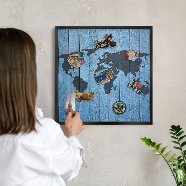 Nástenná kovová tabuľa na magnetky v čiernej rame Mapa sveta
