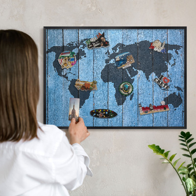 Nástenná kovová tabuľa na magnetky v čiernej rame Mapa sveta
