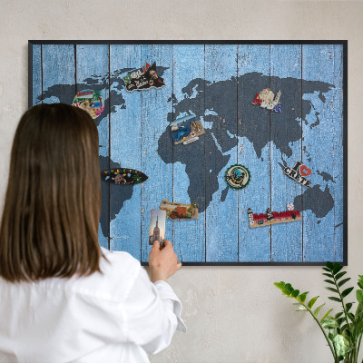 Nástenná kovová tabuľa na magnetky v čiernej rame Mapa sveta