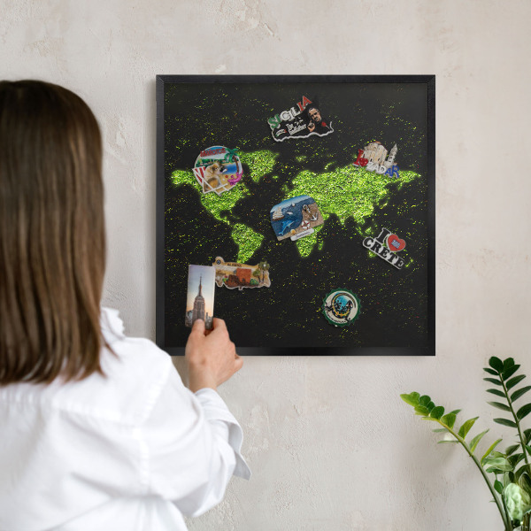 Magnetická dekoračná tabuľa na stenu v čiernej rame Zelená mapa
