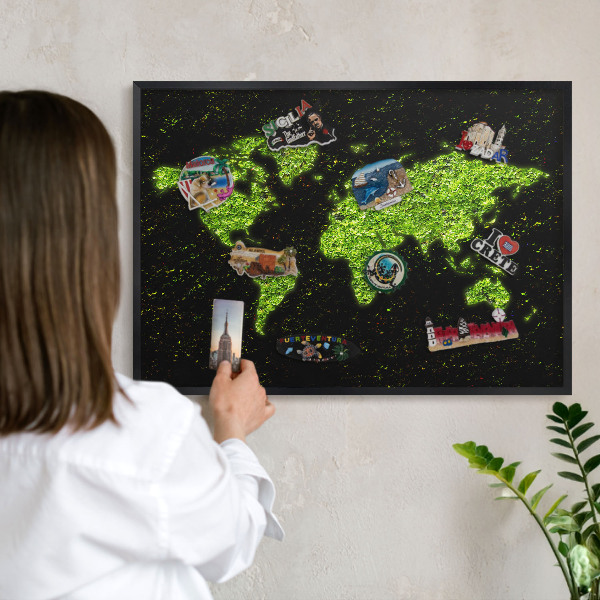 Magnetická dekoračná tabuľa na stenu v čiernej rame Zelená mapa