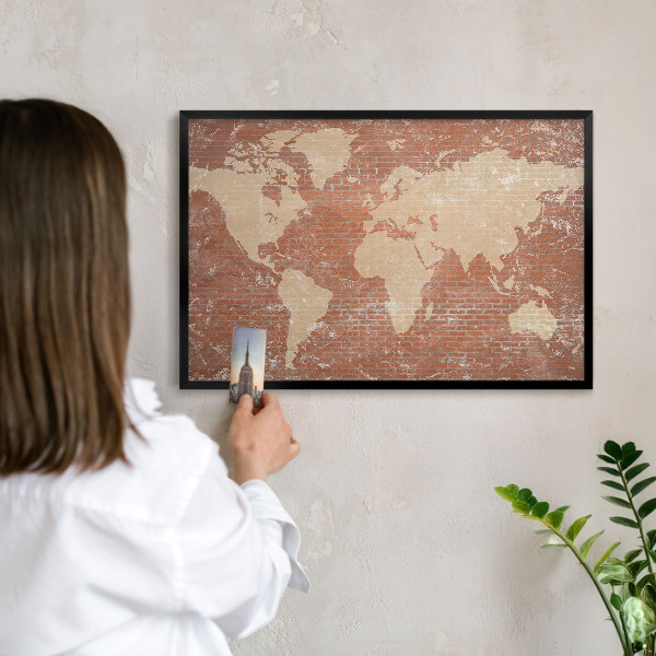 Nástenná kovová tabuľa na magnetky v čiernej rame Tehlová mapa