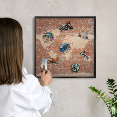 Nástenná kovová tabuľa na magnetky v čiernej rame Tehlová mapa